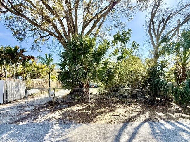 Building Photo - 713 Smith St