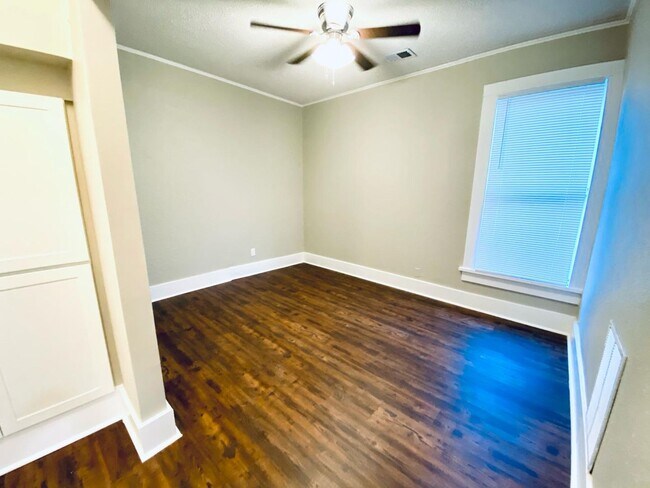 Building Photo - 3 bedroom, 2 bathroom recently updated in Cooper Young