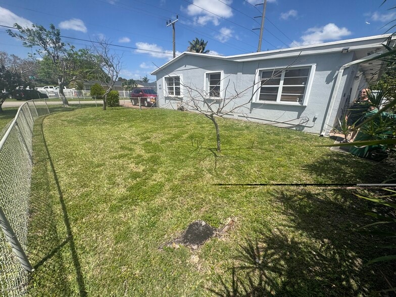 Building Photo - 401 SW 78th Pl