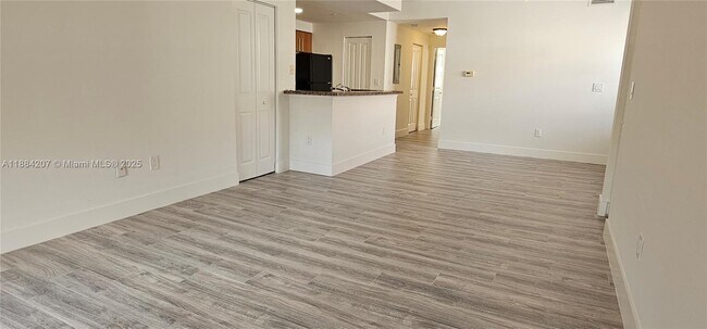 Building Photo - 5860 W Sample Rd