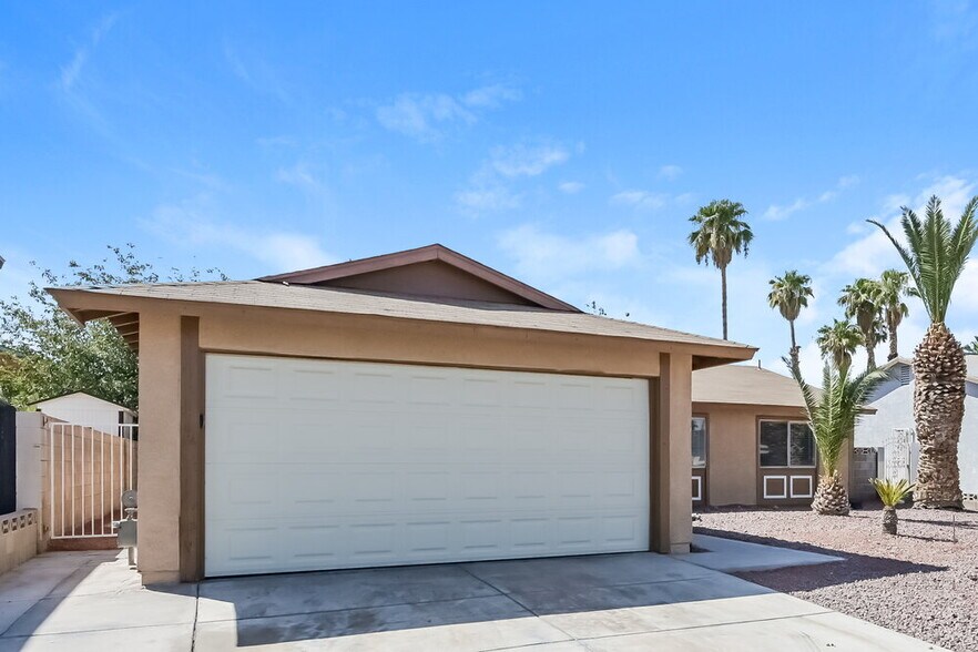 Building Photo - 1555 Calabria Dr