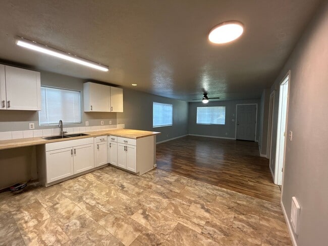 Building Photo - 2855-2855 SW Umatilla Ave