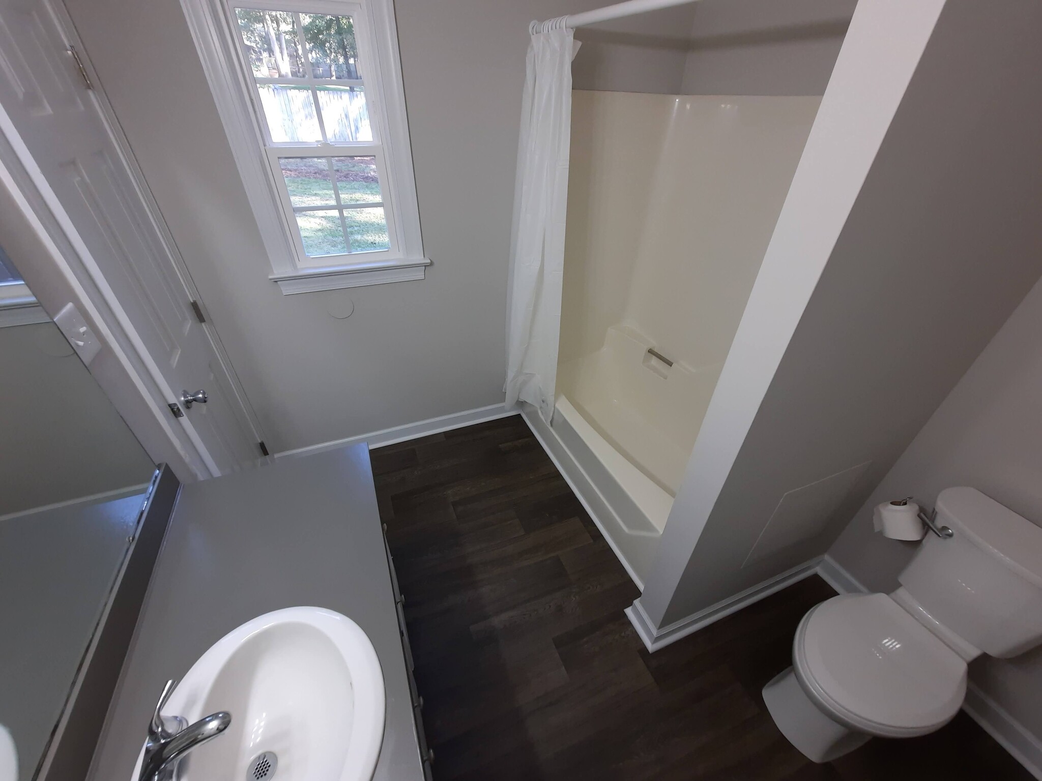 Updated en suite master bathroom - 1717 Old Barn Rd