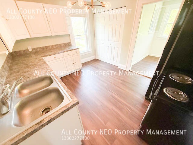 Building Photo - 126 E Mapledale Ave