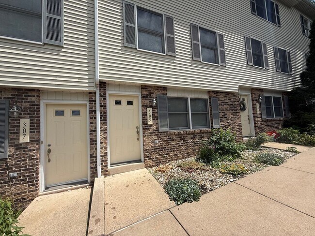 Building Photo - 305 Hill Dr