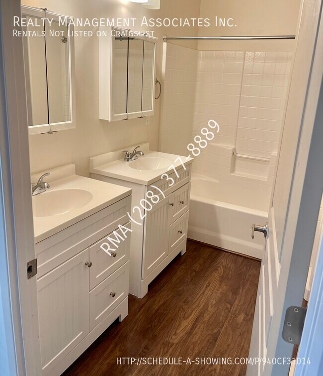 Building Photo - Gorgeous Townhouse Located in Meridian Nea...