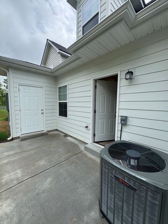 Building Photo - 213 Mountaindale Dr