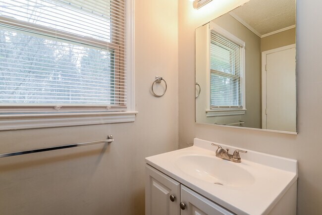 Building Photo - 3 Bedroom Home in Winston Salem