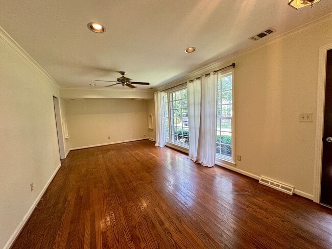 Building Photo - Idyllic Green Hills Home