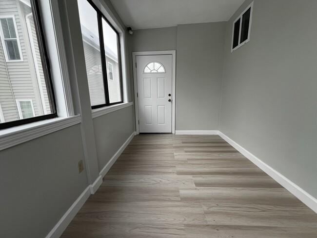 Building Photo - 158 Holland St