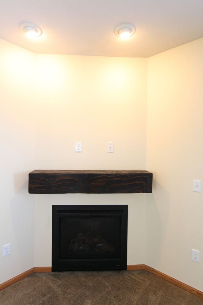 Building Photo - 3 Bedroom Townhome