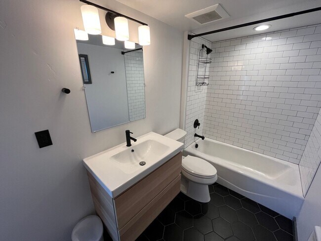 Building Photo - 1 Bed/1 Bath Tiny Home in SE Bend - Wizard...
