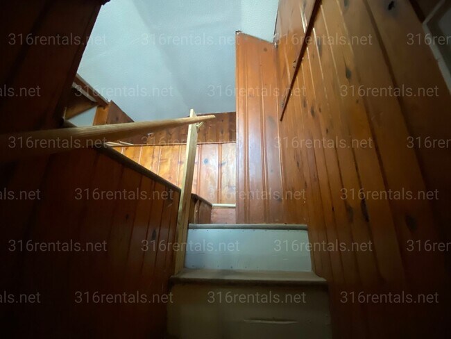 Building Photo - $950 - 2 bedroom / 1 bathroom home with a bonus loft!