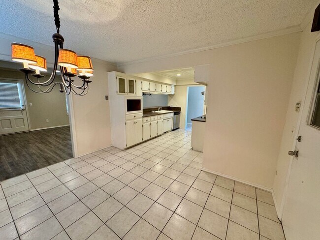 Building Photo - 3 bed 2 bath house with garage