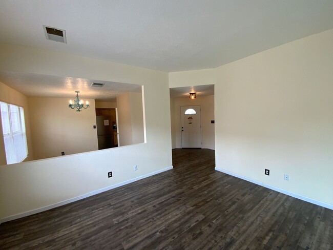 Building Photo - 2 Bedroom Single Story Home Available Near...