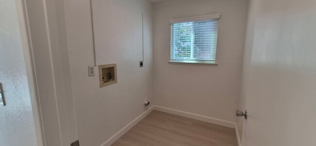 Building Photo - 5023 Oakbrook Cir