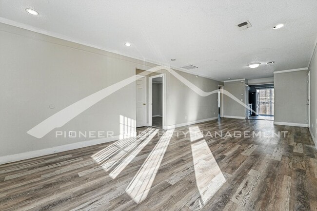 Building Photo - Spacious 3-Bedroom Home with Modern Features and Private Yard