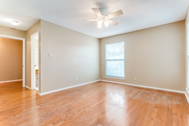 Building Photo - 4-BEDROOM IN BLOSSOM PARK