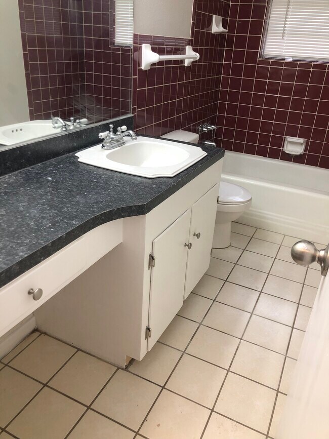 Building Photo - 1500 W 29th St