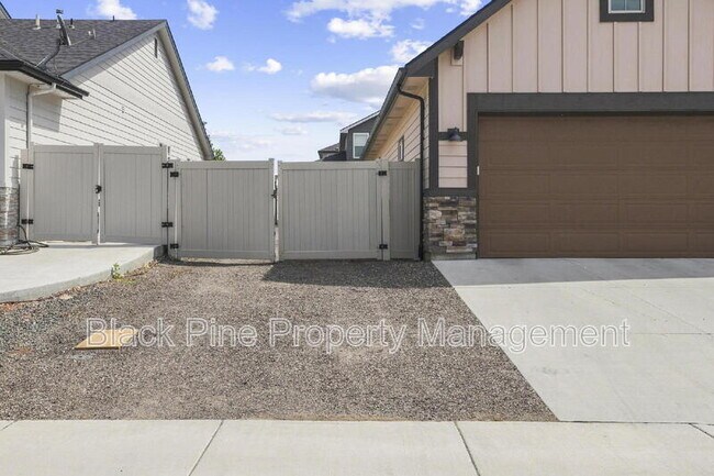 Building Photo - 7634 Wagons W Ave