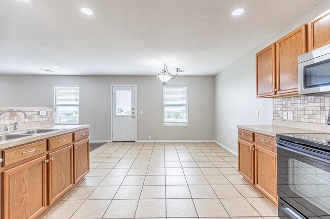 Building Photo - 6117 Tamaron