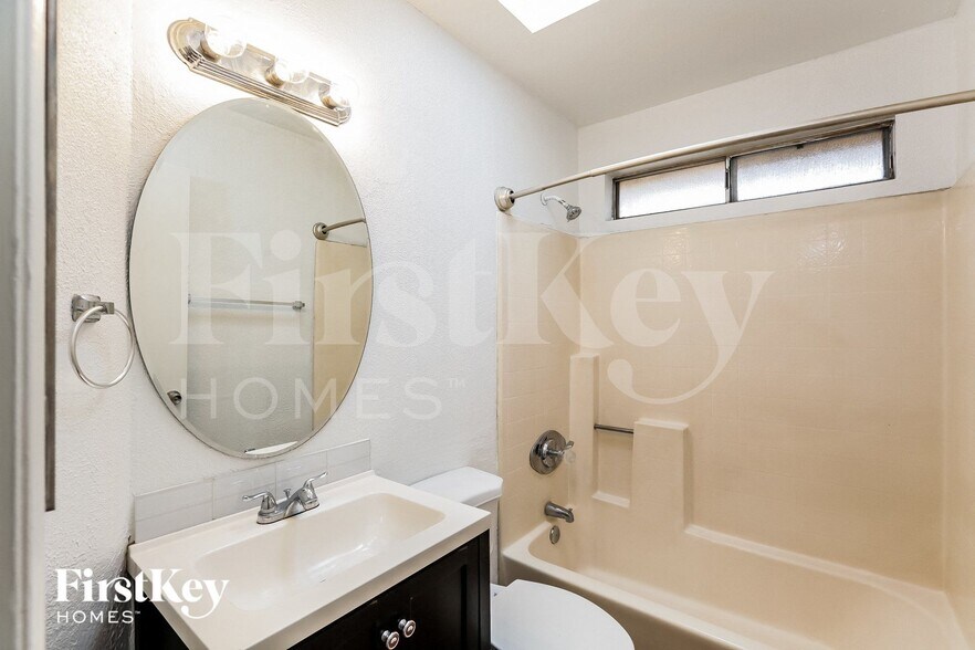 Building Photo - 8123 W Shangri La Rd