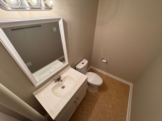 Building Photo - Spacious 4 Bed 2/2 Bath Home with Park-Lik...