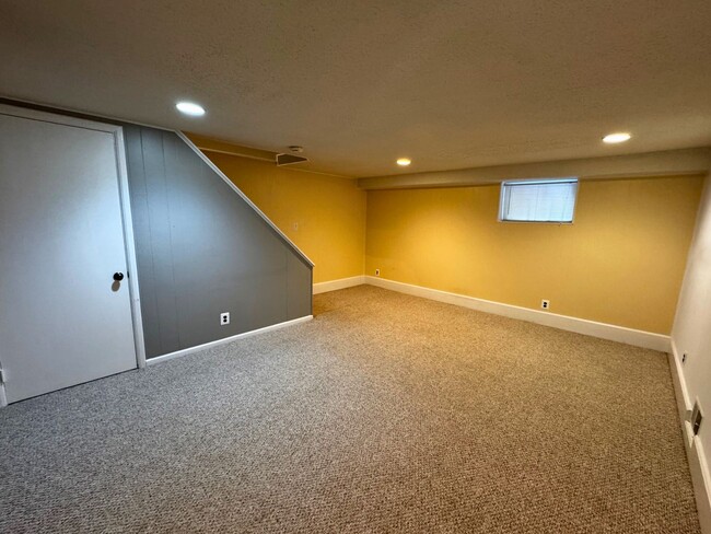 Building Photo - 3 level end unit 1br+den 2ba town house in...