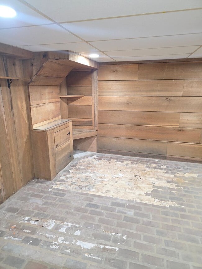 Building Photo - McDaniel Heights Single Family Home