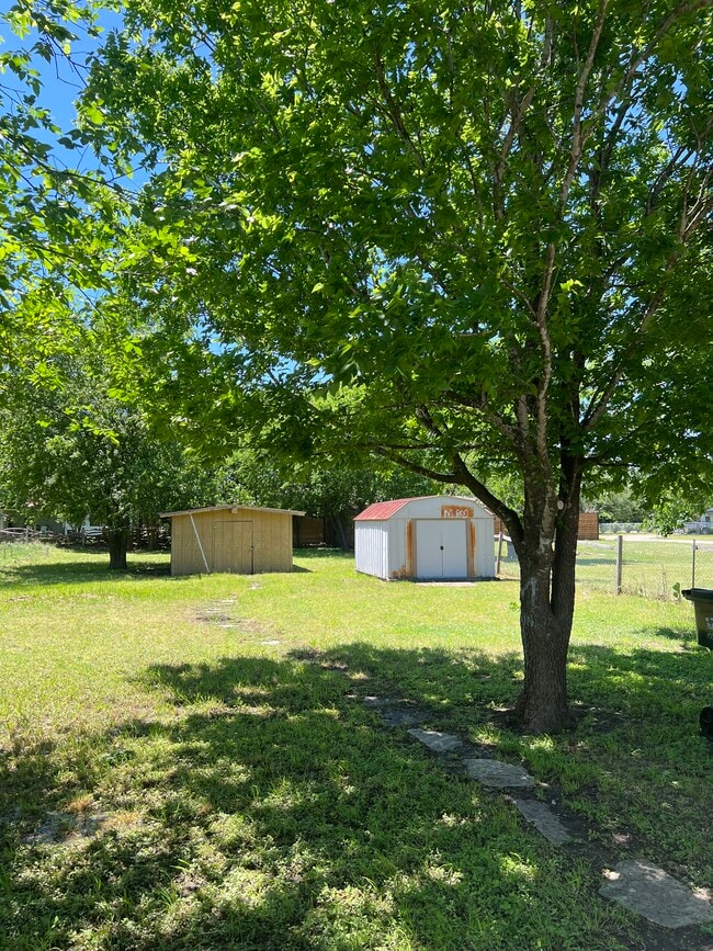 Building Photo - 1108 Reyes St