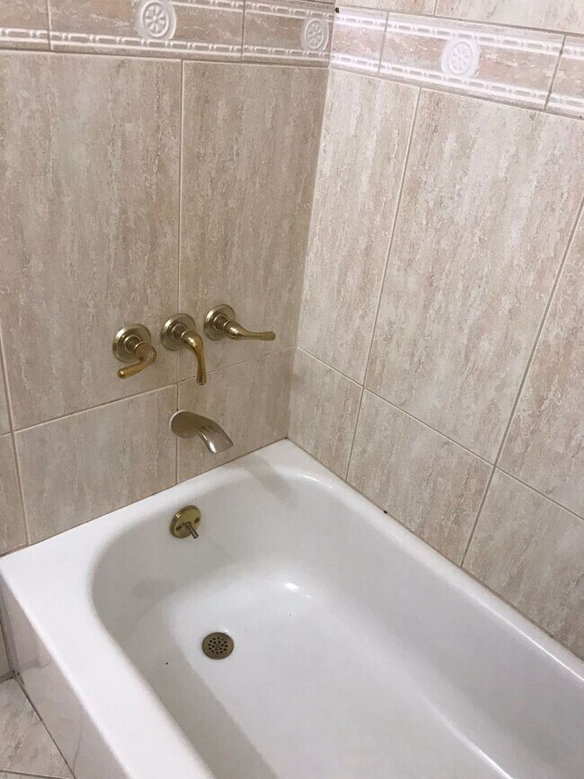 Building Photo - Miami Beach Home with a Pool!