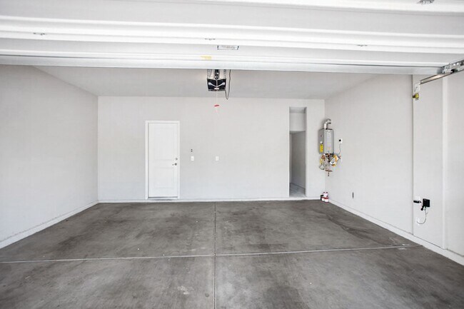 Building Photo - 4 Bed, Beauty With First Floor Bed And Full Bath
