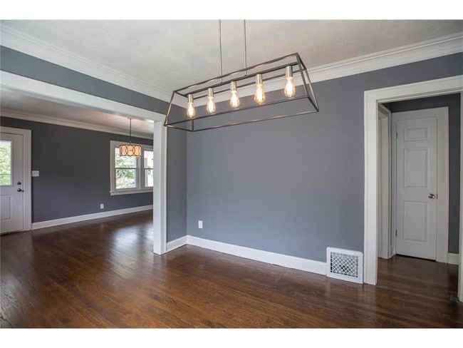 Building Photo - 5919 Kenwood Ave