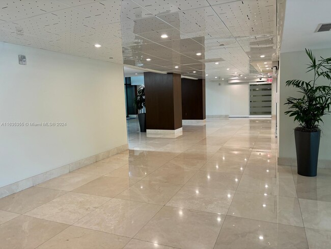 Building Photo - 540 Brickell Key Dr