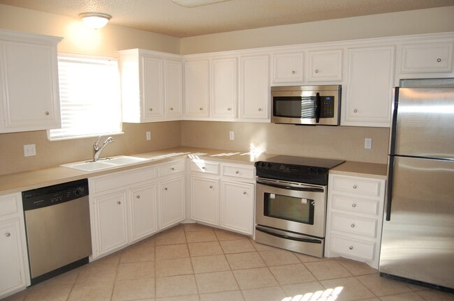 Building Photo - Great Updated 3/2/1 - Easy Access to Loop 289