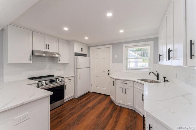 Building Photo - 5 Carlton Ave