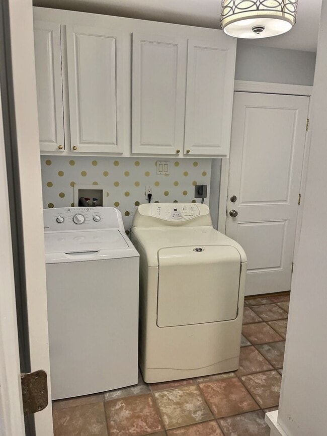 Building Photo - 3 BD 2 BA Home in the Bayou View School District of Gulfport includes LAWN CARE