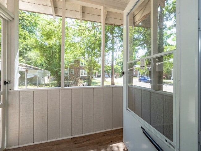 Building Photo - Oversized Renovated Downtown Cottage