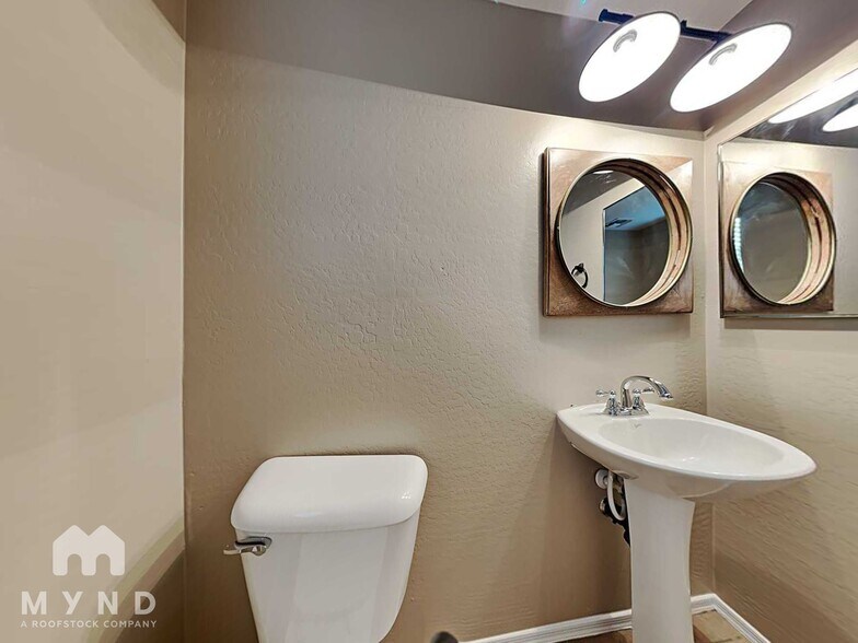 Building Photo - 9924 E Edgewood Ave