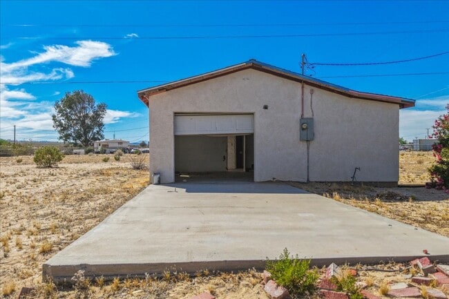 Building Photo - 2 Bedroom Home on 1.8 Acre Lot