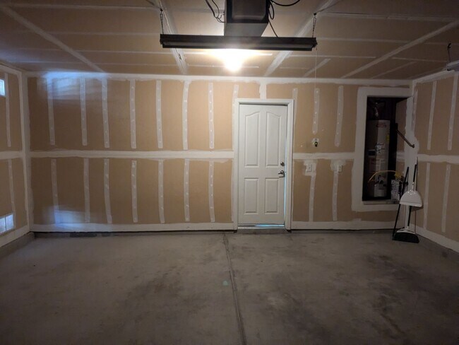 Building Photo - Northwest Beauty 3 Bedroom 3 Bath 2 Car garage