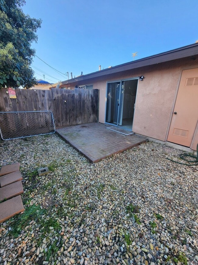 Building Photo - 2 Bed, 1 Bath in Oceano- Water and Trash Included!
