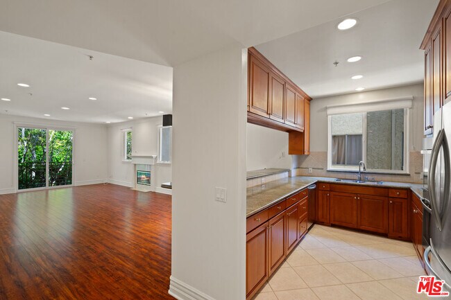 Building Photo - 2306 Fox Hills Dr
