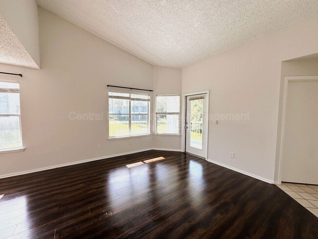 Building Photo - 2608 Grassy Point Dr