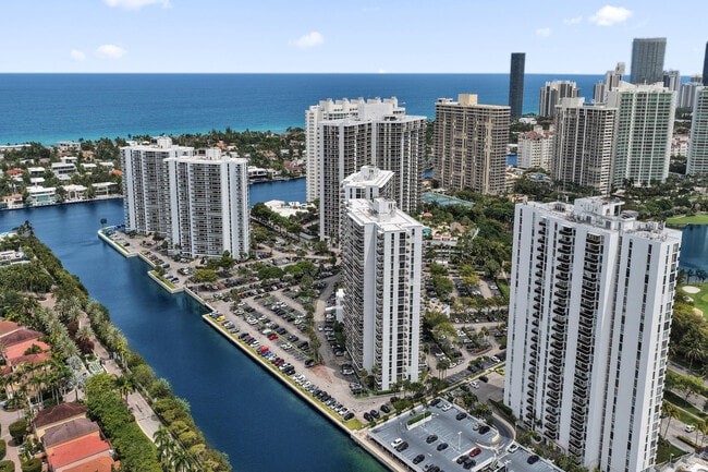 Building Photo - 3701 N Country Club Dr