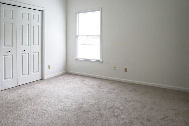 Building Photo - Two Bedroom Townhome!