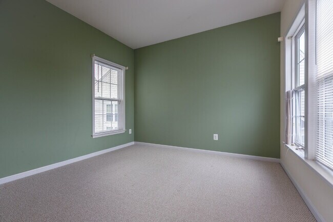 Building Photo - Spacious, Light-Filled Home in the Desirable Broadlands