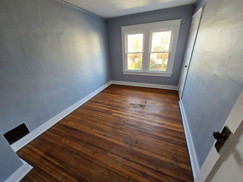 Building Photo - 526 Richmond Ave