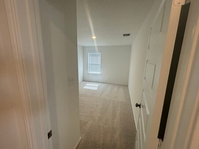 Building Photo - 148 Acorn Cir