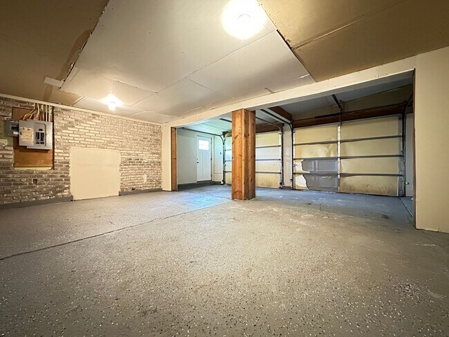 Building Photo - 3 Bed 2 Bath 2 Stall Garage - Country Styl...